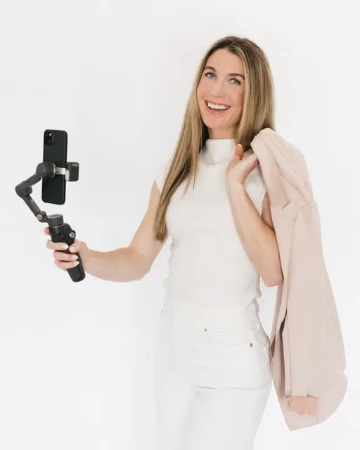 Jaida Bates holding the camera rig she uses to capture content